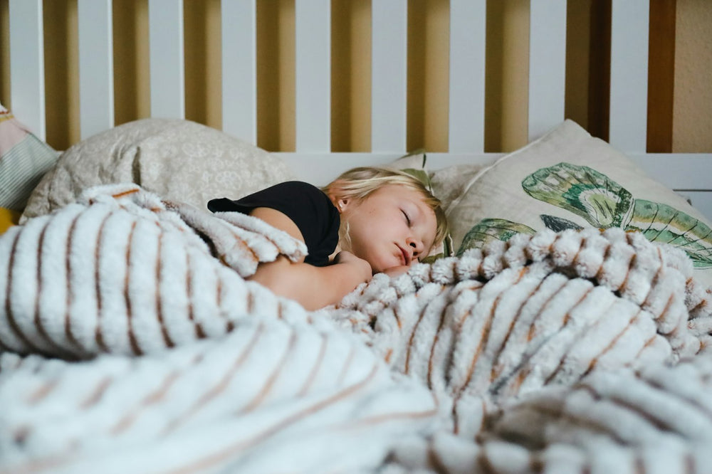 kleo-girlblanket | Little girl sleeping under a blanket